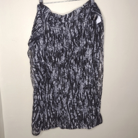 Wilsons Leather Infinity Scarf NWT Black White Abstract Lightweight 27x70 - Picture 3 of 6